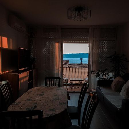 Novouredeni Stan S Balkonom I Pogledom Na More Senj  Buitenkant foto