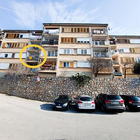Novouredeni Stan S Balkonom I Pogledom Na More Senj  Buitenkant foto