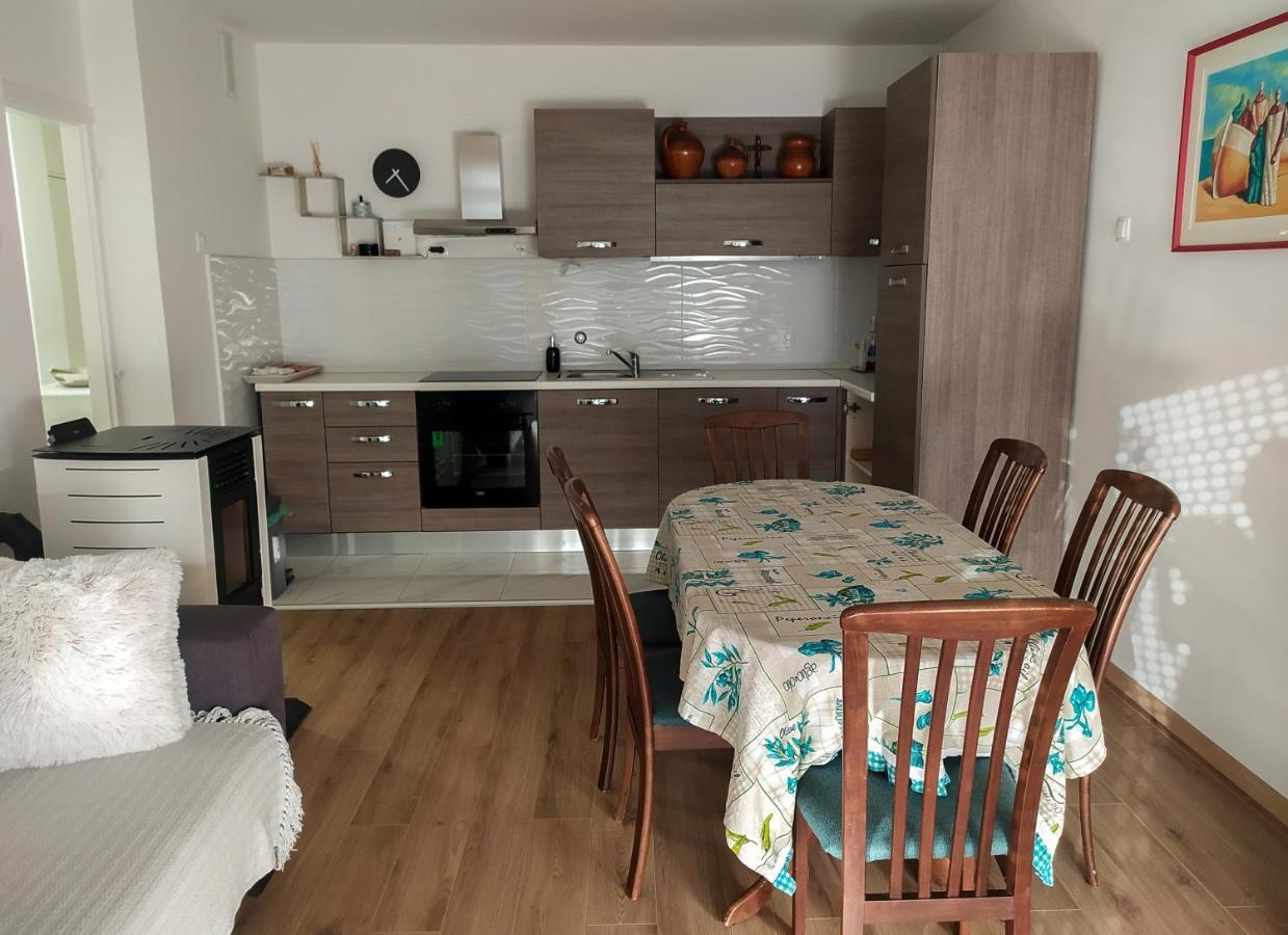 Novouredeni Stan S Balkonom I Pogledom Na More Senj  Buitenkant foto