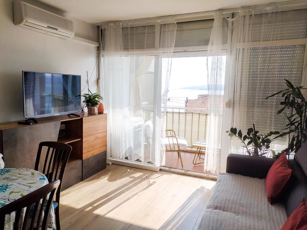 Novouredeni Stan S Balkonom I Pogledom Na More Senj  Buitenkant foto