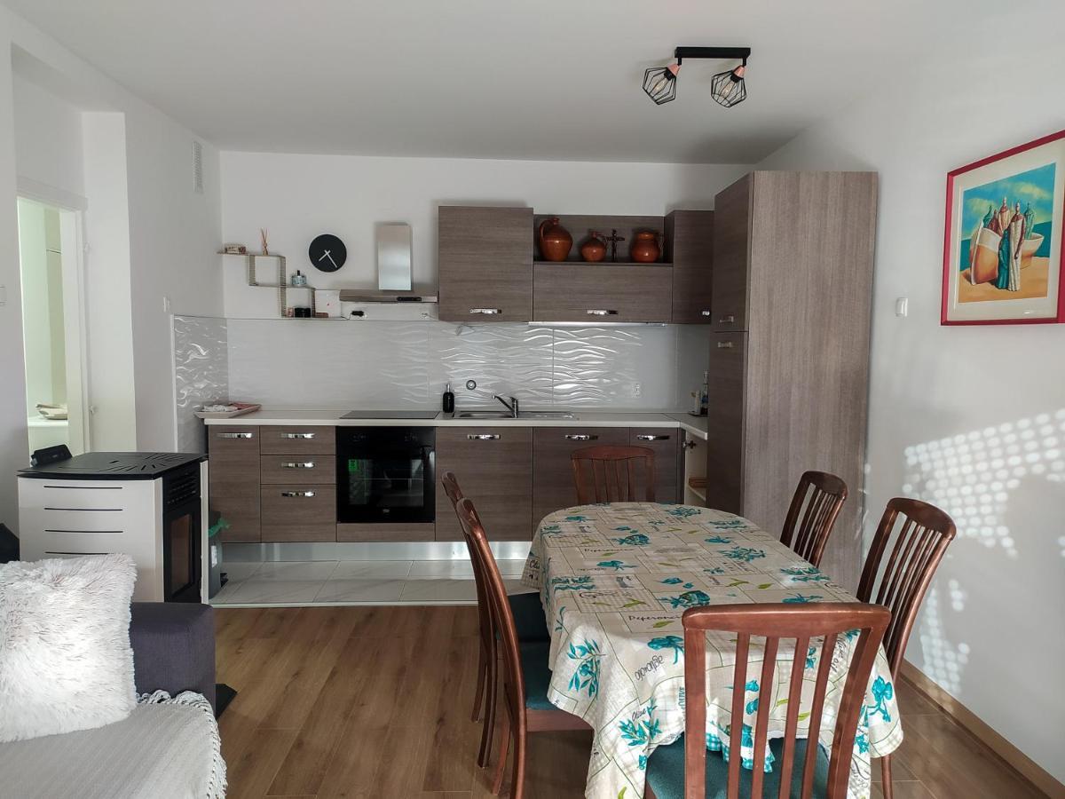 Novouredeni Stan S Balkonom I Pogledom Na More Senj  Buitenkant foto