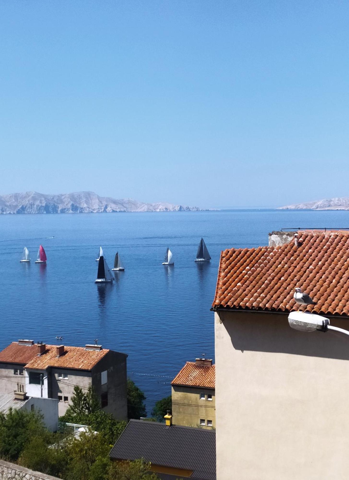 Novouredeni Stan S Balkonom I Pogledom Na More Senj  Buitenkant foto