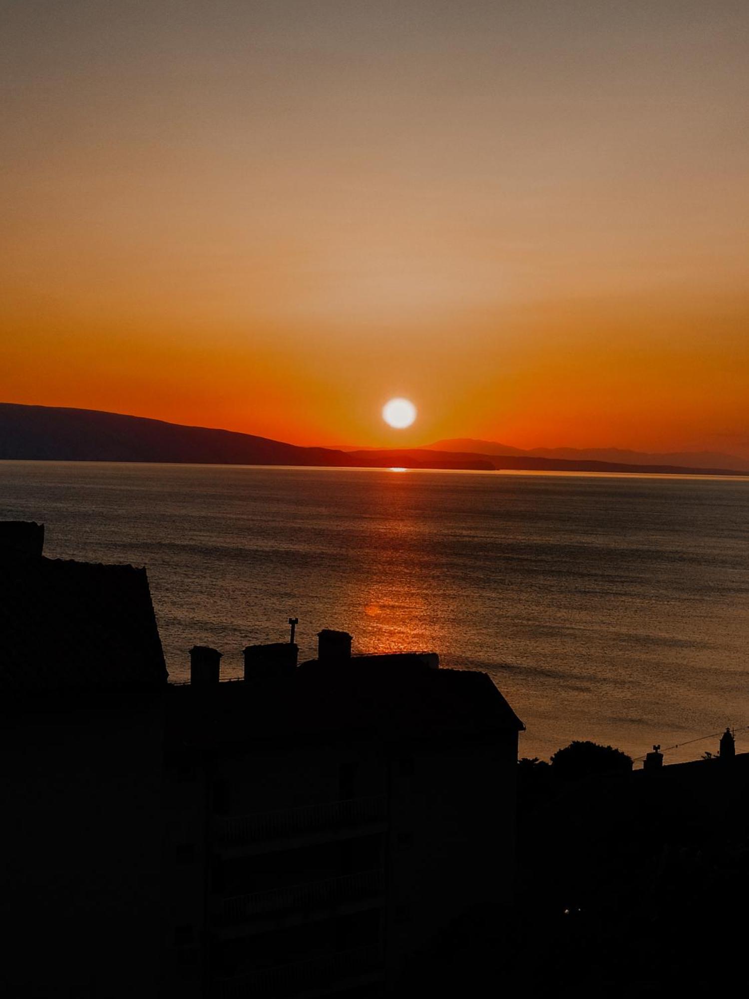 Novouredeni Stan S Balkonom I Pogledom Na More Senj  Buitenkant foto