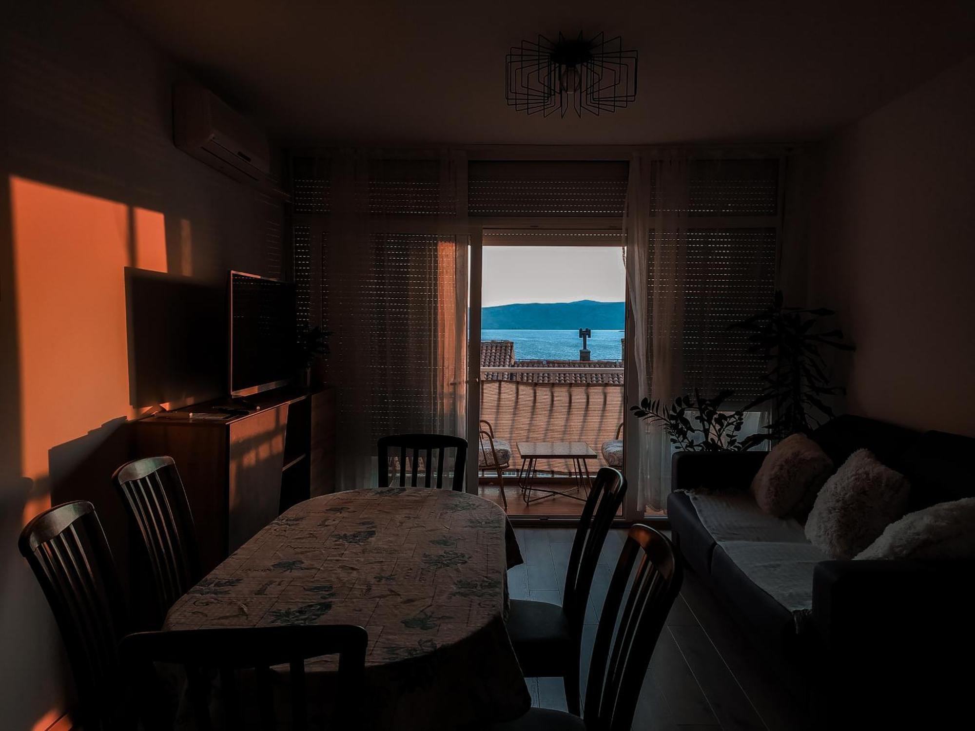 Novouredeni Stan S Balkonom I Pogledom Na More Senj  Buitenkant foto