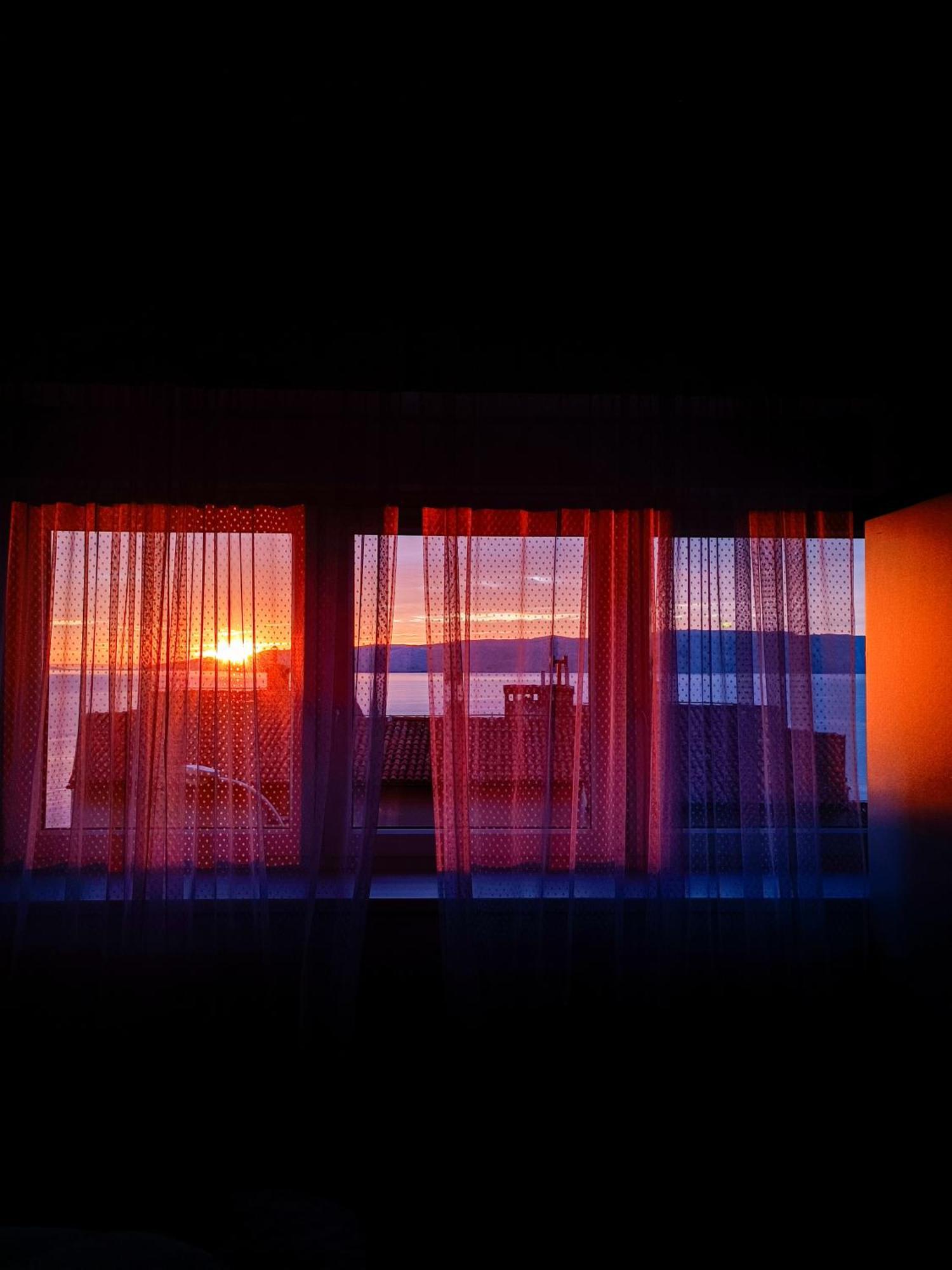 Novouredeni Stan S Balkonom I Pogledom Na More Senj  Buitenkant foto
