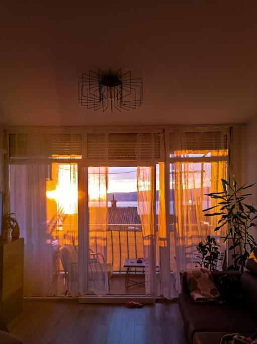 Novouredeni Stan S Balkonom I Pogledom Na More Senj  Buitenkant foto