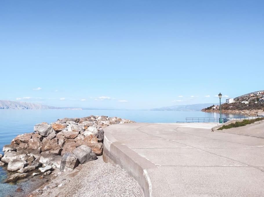 Novouredeni Stan S Balkonom I Pogledom Na More Senj  Buitenkant foto