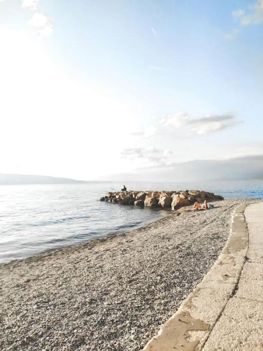Novouredeni Stan S Balkonom I Pogledom Na More Senj  Buitenkant foto