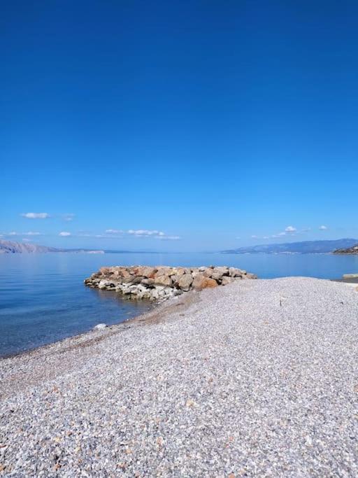 Novouredeni Stan S Balkonom I Pogledom Na More Senj  Buitenkant foto