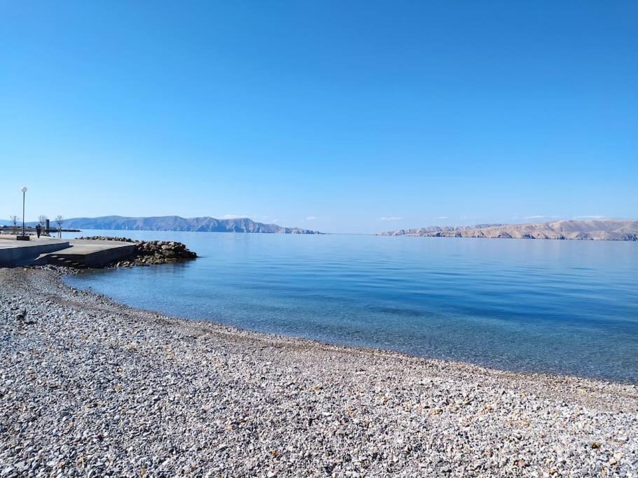 Novouredeni Stan S Balkonom I Pogledom Na More Senj  Buitenkant foto