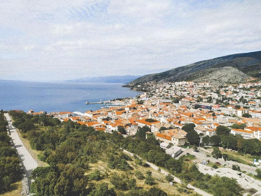 Novouredeni Stan S Balkonom I Pogledom Na More Senj  Buitenkant foto