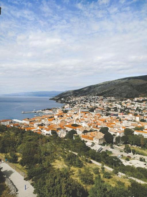 Novouredeni Stan S Balkonom I Pogledom Na More Senj  Buitenkant foto