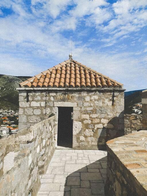 Novouredeni Stan S Balkonom I Pogledom Na More Senj  Buitenkant foto
