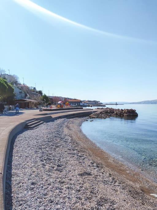 Novouredeni Stan S Balkonom I Pogledom Na More Senj  Buitenkant foto