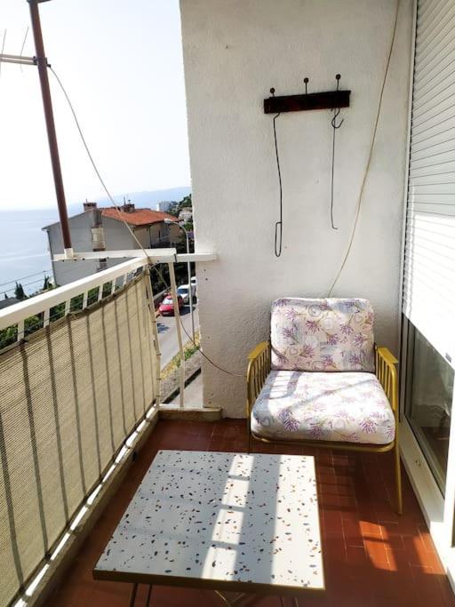 Novouredeni Stan S Balkonom I Pogledom Na More Senj  Buitenkant foto